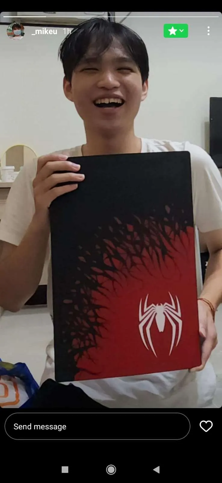 Calvin memegang kotak game Spider-Man