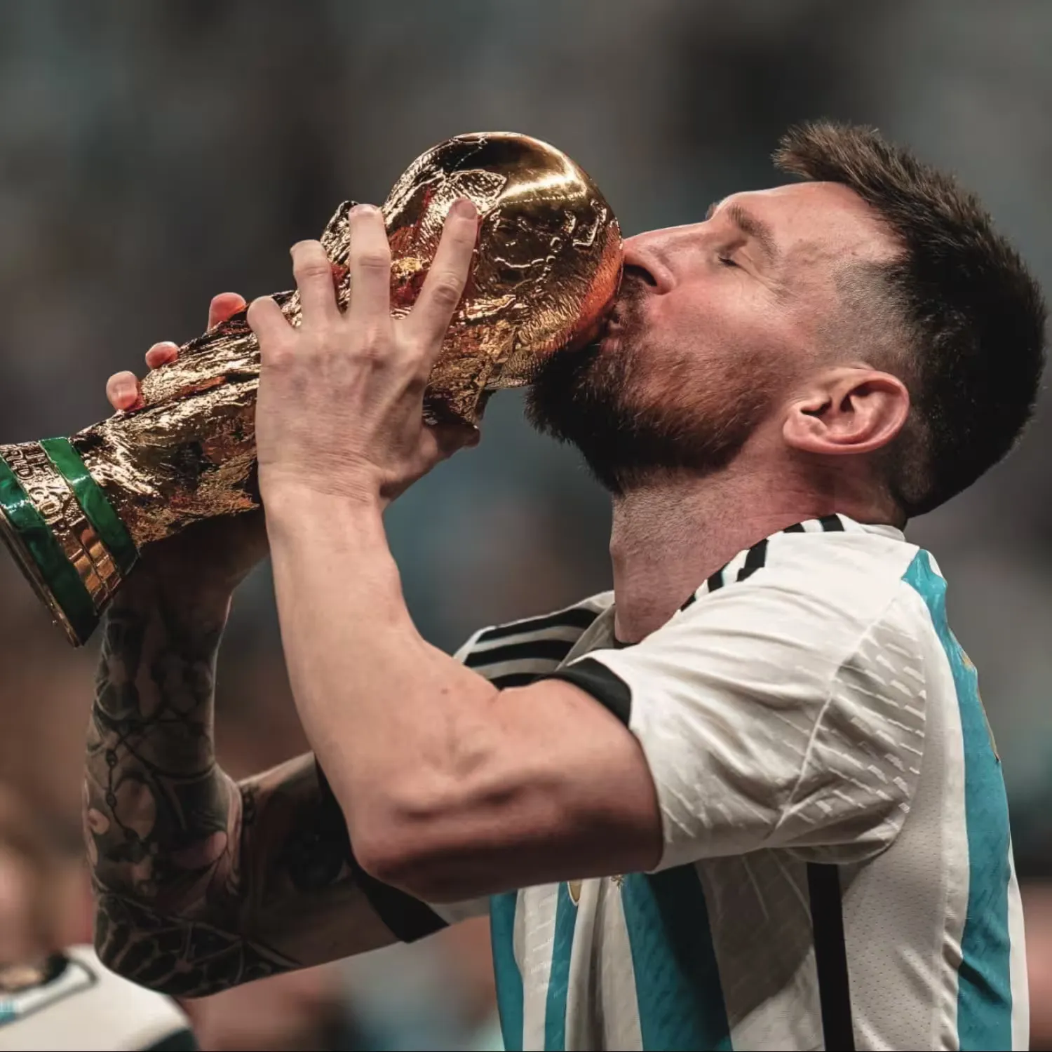 Lionel Messi mencium trofi Piala Dunia